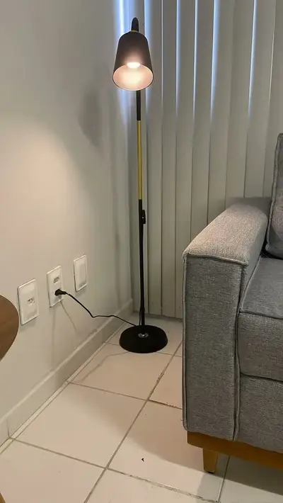 foto de Luminária Abajur Metal Articulada Pedestal Chão Coluna Leitura Cúpula Branco Flexivel