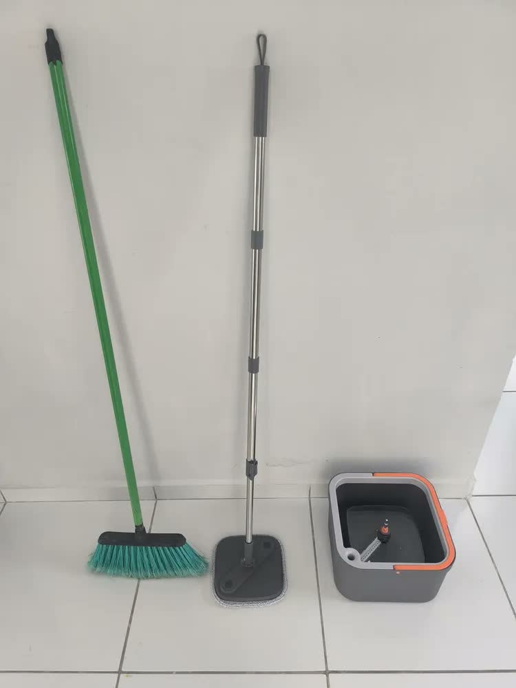 foto de Mop Giratório Esfregão Balde Água Limpa Refil Microfibra