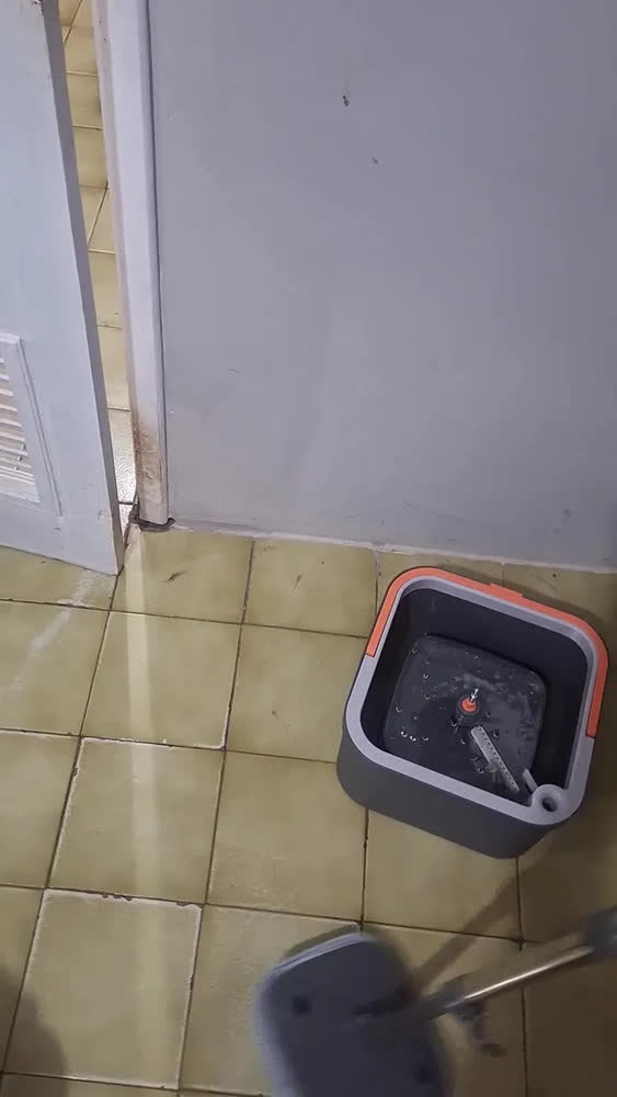 foto de Mop Giratório Esfregão Balde Água Limpa Refil Microfibra