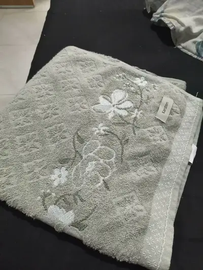 foto de Toalha De Banho Karsten Provence 100% Algodão Barra Jacquard Cor Cinza 80209/8
