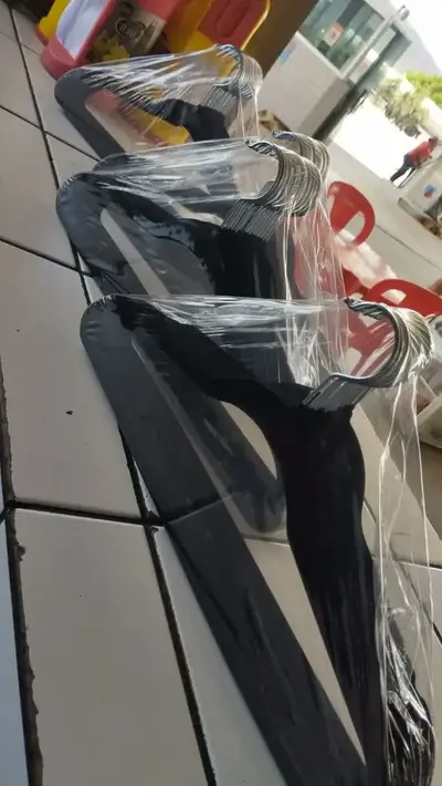 foto de Kit 50 Cabides Veludo Bege Antideslizante Slim Irsina Aço Inox