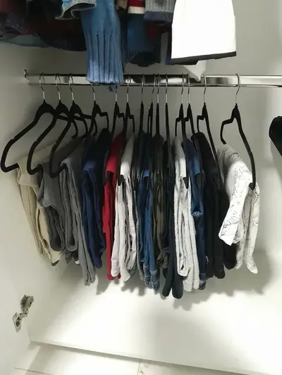 foto de Kit 100 Cabides Veludo Preto Antideslizante Slim Irsina Gancho Giratório De Aço Inox