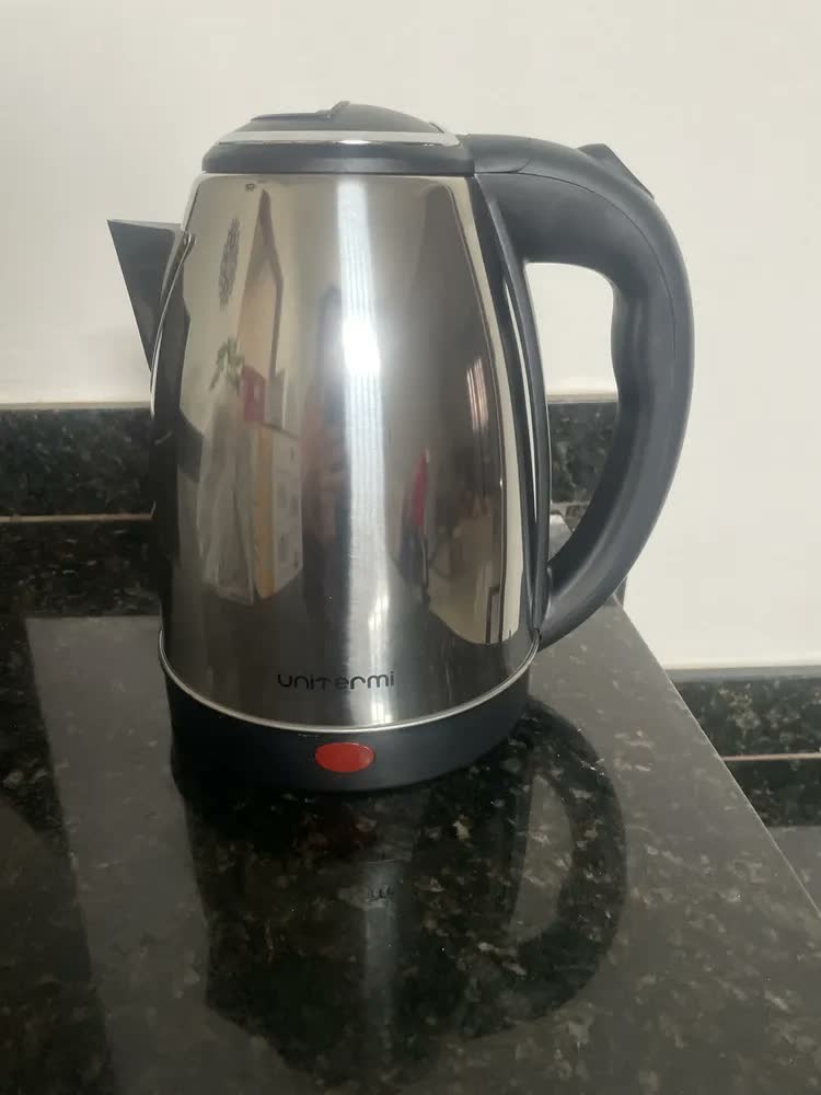 foto de Chaleira Eletrica Termica Vithu Home 1,8 Litros 110v Inox Com Tampa Jarro Garrafa Bule P/ Café Chá Cor Cinza Portatil Aquecimento Rapido