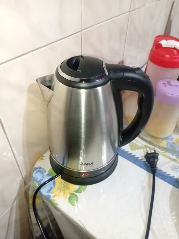 foto de Chaleira Eletrica Termica Vithu Home 1,8 Litros 110v Inox Com Tampa Jarro Garrafa Bule P/ Café Chá Cor Cinza Portatil Aquecimento Rapido