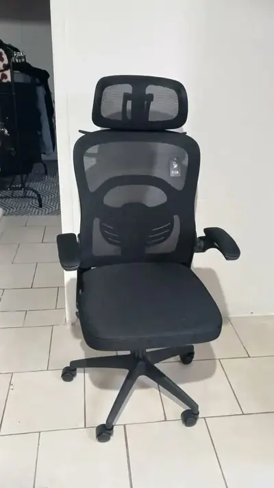 foto de Cadeira de Escritório Vincere Brasil Elegance Graphite II Ergonômica com Apoio Lombar Preta em Malha