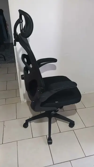 foto de Cadeira de Escritório Vincere Brasil Elegance Graphite II Ergonômica com Apoio Lombar Preta em Malha