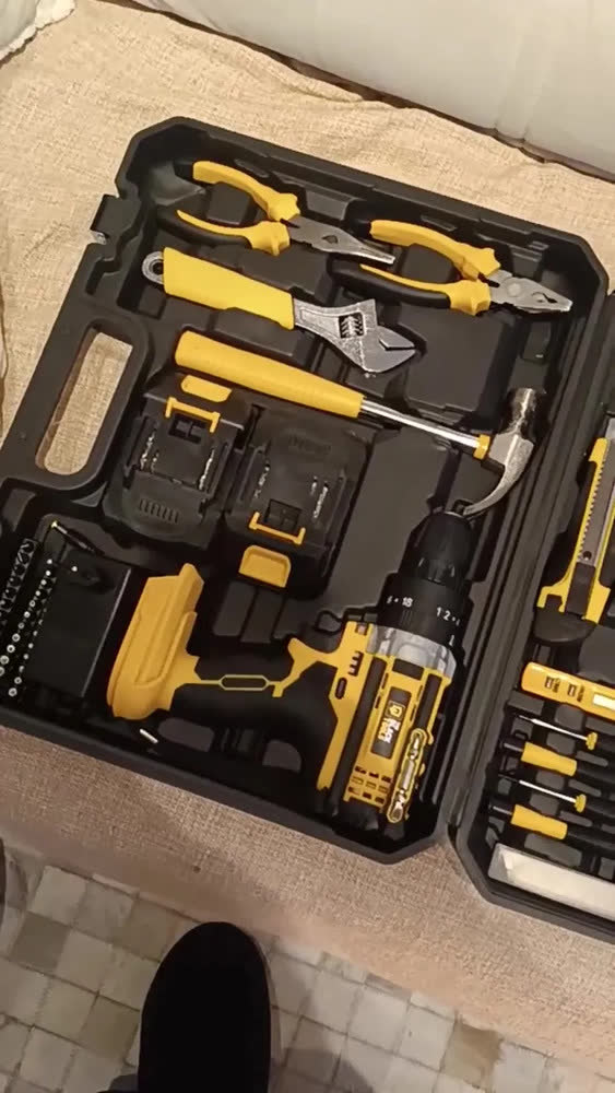 foto de Parafusadeira Furadeira De Impacto The Black Tools Com Maleta + Kit Acessórios 147 Peças 2 Baterias Profissional Tbkit17