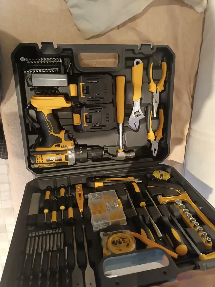 foto de Parafusadeira Furadeira De Impacto The Black Tools Com Maleta + Kit Acessórios 147 Peças 2 Baterias Profissional Tbkit17