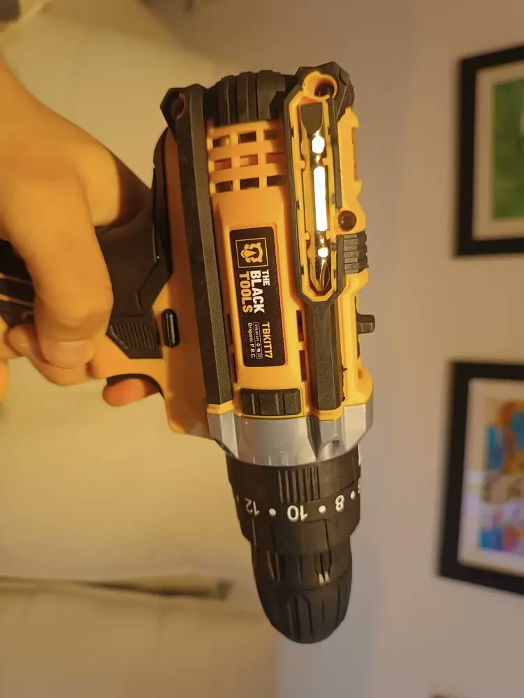 foto de Parafusadeira Furadeira De Impacto The Black Tools Com Maleta + Kit Acessórios 147 Peças 2 Baterias Profissional Tbkit17