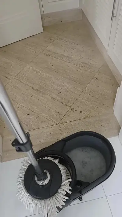 foto de Mop The Black Tools Mop 360° Giratório TBBL04 Com Balde Centrífuga Inox Cinza Cabo Longo Alça Roda Com 3 Refis