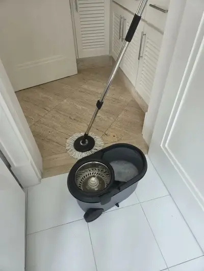 foto de Mop The Black Tools Mop 360° Giratório TBBL04 Com Balde Centrífuga Inox Cinza Cabo Longo Alça Roda Com 3 Refis