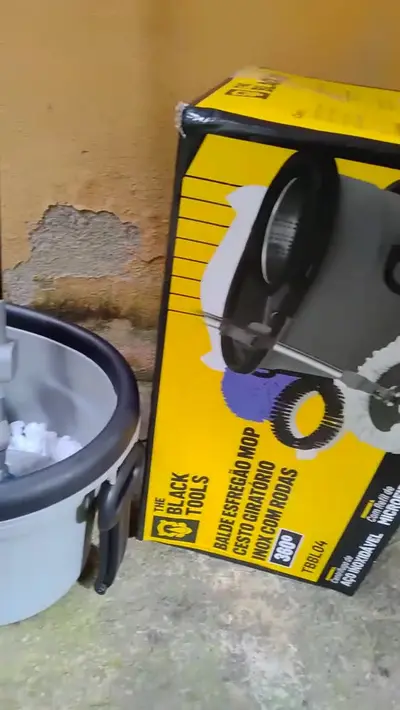 foto de Mop The Black Tools Mop 360° Giratório TBBL04 Com Balde Centrífuga Inox Cinza Cabo Longo Alça Roda Com 3 Refis