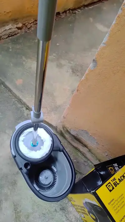 foto de Mop The Black Tools Mop 360° Giratório TBBL04 Com Balde Centrífuga Inox Cinza Cabo Longo Alça Roda Com 3 Refis