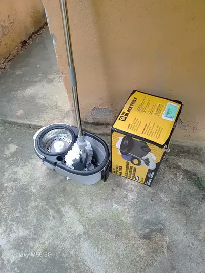 foto de Mop The Black Tools Mop 360° Giratório TBBL04 Com Balde Centrífuga Inox Cinza Cabo Longo Alça Roda Com 3 Refis