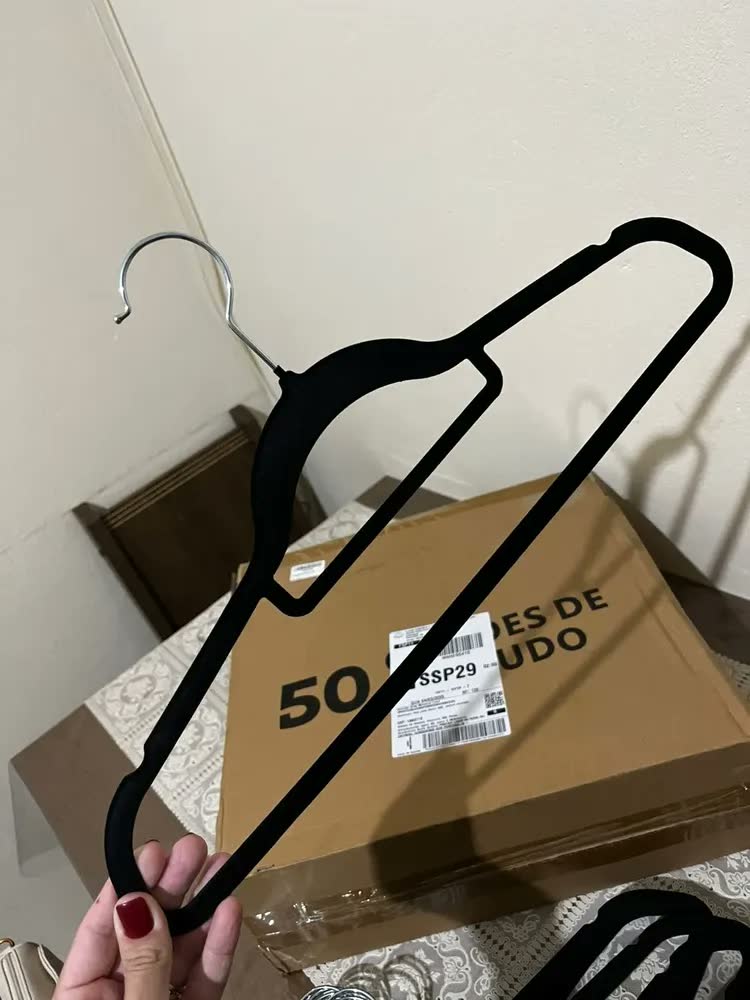 foto de Kit 50 Cabides Veludo Preto Antideslizante Ultra Fino Adulto