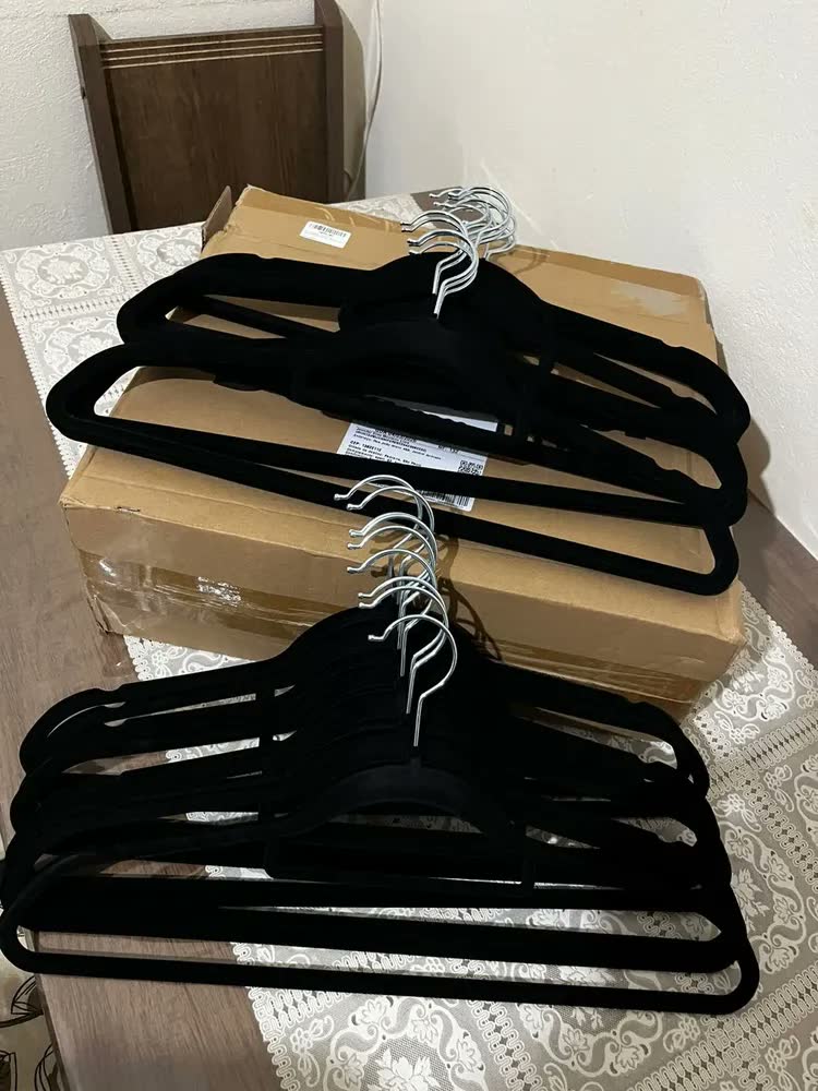 foto de Kit 50 Cabides Veludo Preto Antideslizante Ultra Fino Adulto