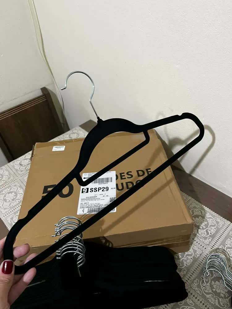 foto de Kit 50 Cabides Veludo Preto Antideslizante Ultra Fino Adulto
