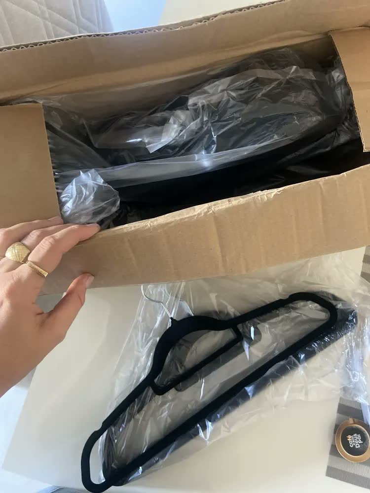 foto de Kit 50 Cabides Veludo Preto Antideslizante Ultra Fino Adulto