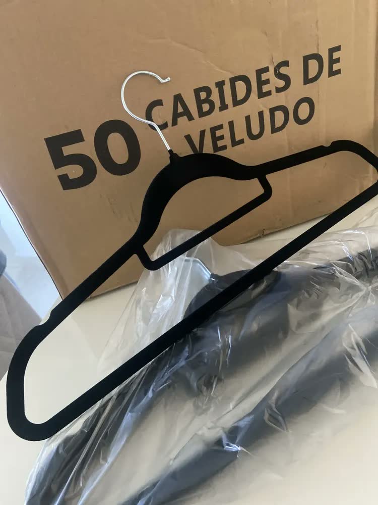 foto de Kit 50 Cabides Veludo Preto Antideslizante Ultra Fino Adulto