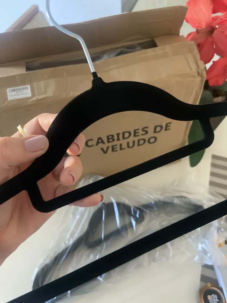 foto de Kit 50 Cabides Veludo Preto Antideslizante Ultra Fino Adulto