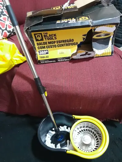 foto de Esfregão Mop Giratório 360 Cesto Inox Centrífuga Balde 8 Litros Com 2 Refis Microfibra Preto TBBL02 The Black Tools