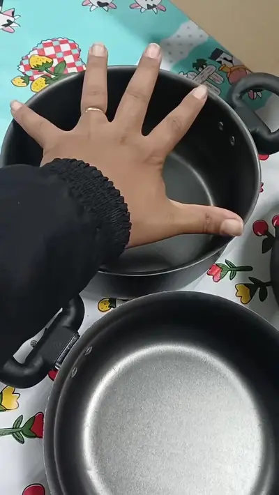 foto de Conjunto De Panelas 9 Peças Antiaderente Com Tampa De Vidro E Utensílios Fogão A Gás Preto