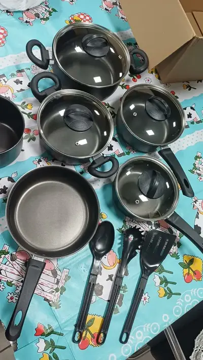 foto de Conjunto De Panelas 9 Peças Antiaderente Com Tampa De Vidro E Utensílios Fogão A Gás Preto