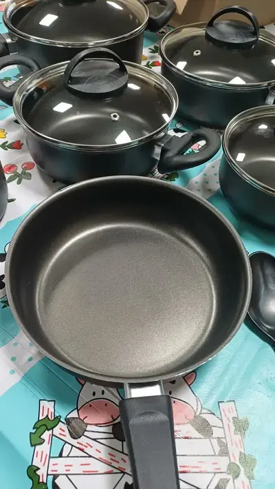 foto de Conjunto De Panelas 9 Peças Antiaderente Com Tampa De Vidro E Utensílios Fogão A Gás Preto
