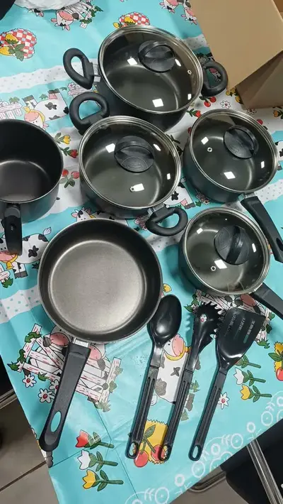foto de Conjunto De Panelas 9 Peças Antiaderente Com Tampa De Vidro E Utensílios Fogão A Gás Preto
