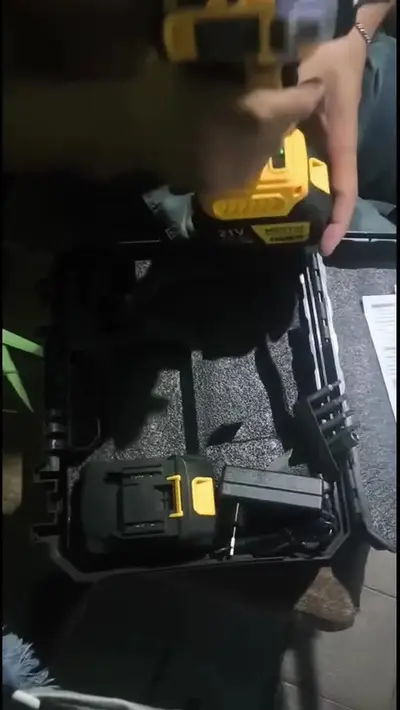 foto de Chave De Impacto a Bateria Profissional Recarregável 4ah Brushless Parafusadeira Furadeira Alta Potência Sem Escova 2 Baterias MESTRI