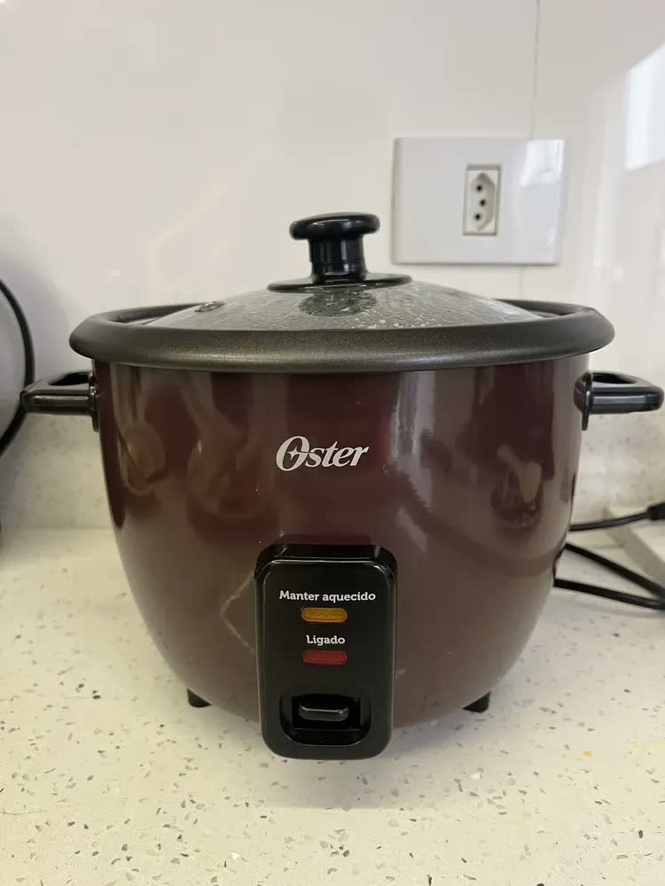 foto de Panela Elétrica De Arroz 1l Oster Bordô Oster