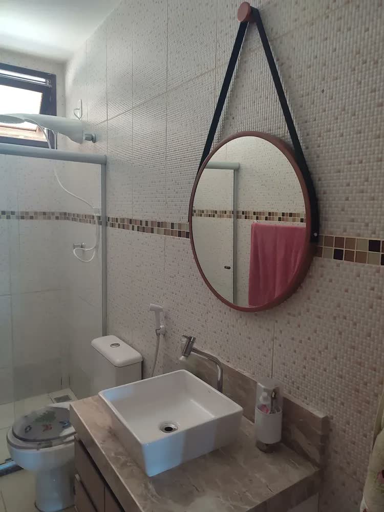 foto de Espelho Redondo Decorativo Suspenso Alça 60cm Cores Premium Preto | Alça Marrom