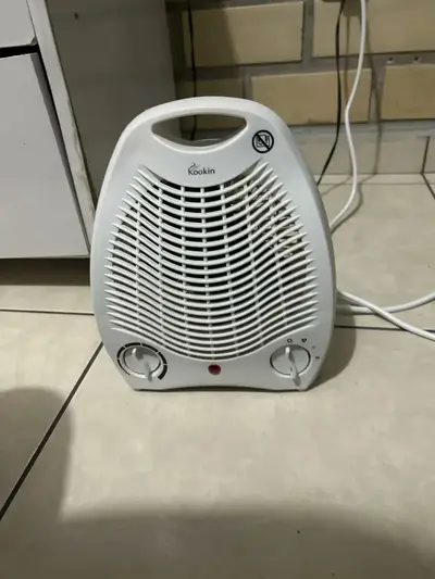 foto de Aquecedor De Ar Kookin Kna1500 Elétrico Termoventilação 1500w Com Proteção Contra Tombamento Branco