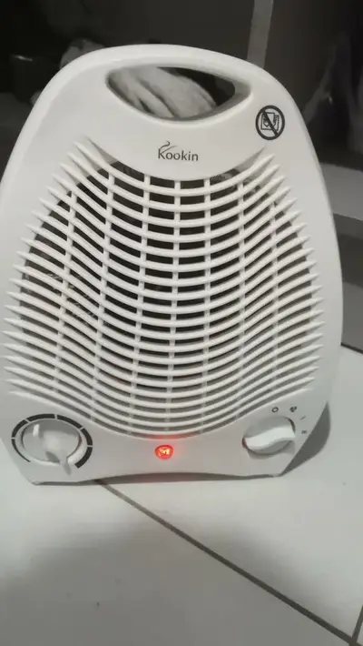foto de Aquecedor De Ar Kookin Kna1500 Elétrico Termoventilação 1500w Com Proteção Contra Tombamento Branco