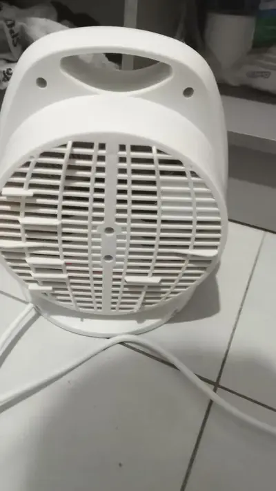 foto de Aquecedor De Ar Kookin Kna1500 Elétrico Termoventilação 1500w Com Proteção Contra Tombamento Branco