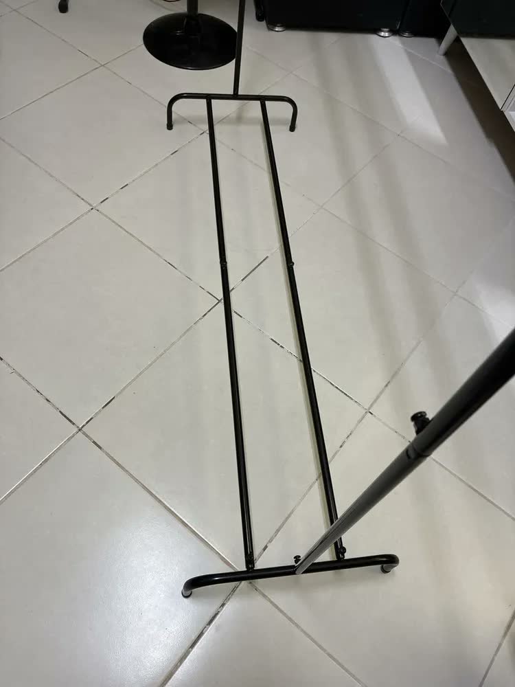 foto de Arara Cabideiro De Chão Desmontável Em Metal Com Sapateira Preto