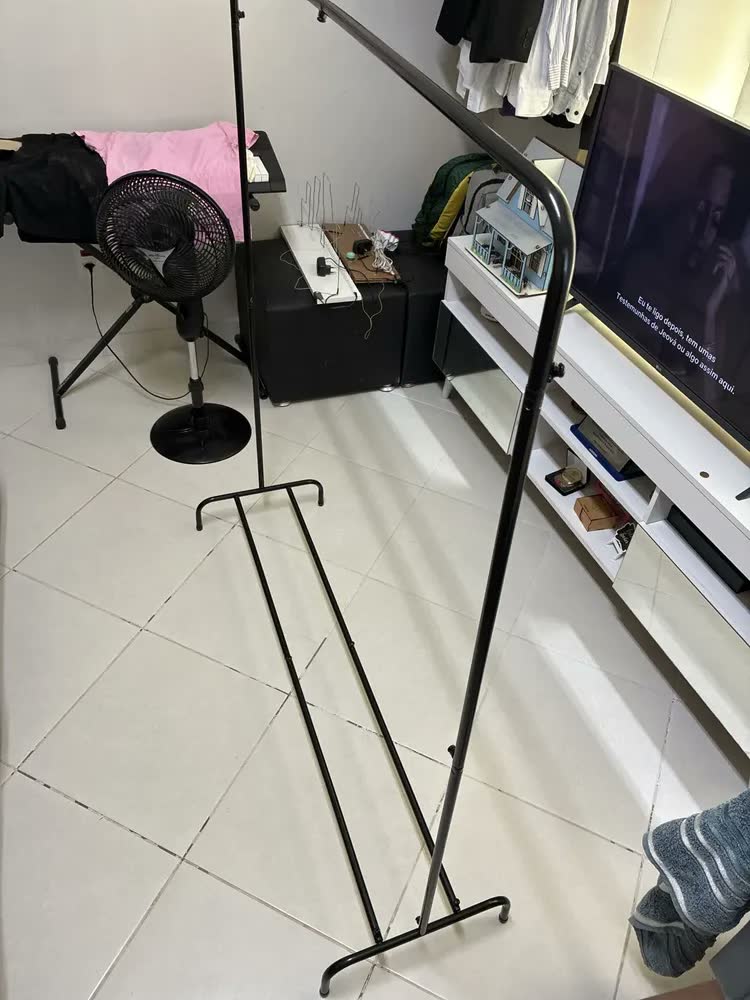 foto de Arara Cabideiro De Chão Desmontável Em Metal Com Sapateira Preto