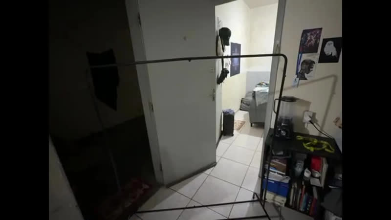 foto de Arara Cabideiro De Chão Desmontável Em Metal Com Sapateira Preto