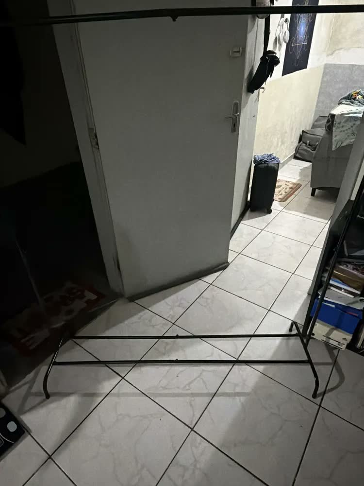 foto de Arara Cabideiro De Chão Desmontável Em Metal Com Sapateira Preto