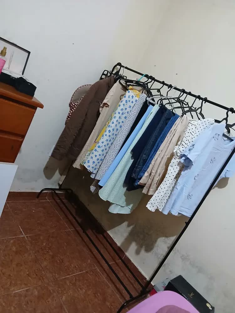 foto de Arara Cabideiro De Chão Desmontável Em Metal Com Sapateira Preto