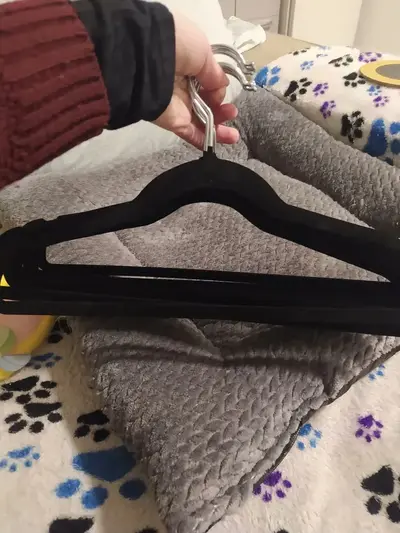 foto de 50 Cabides De Veludo Premium Antideslizantes Closet Elegante Preto