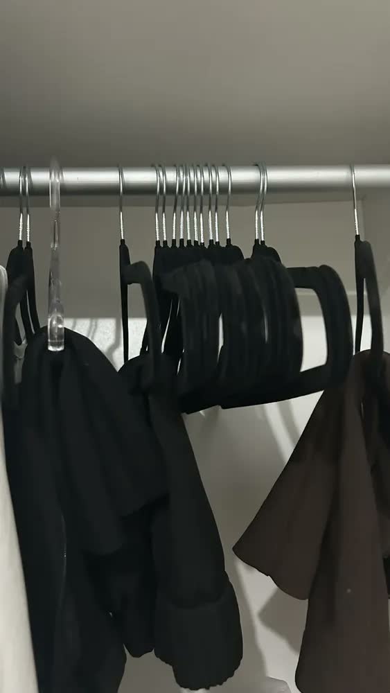 foto de 50 Cabides De Veludo Premium Antideslizantes Closet Elegante Preto