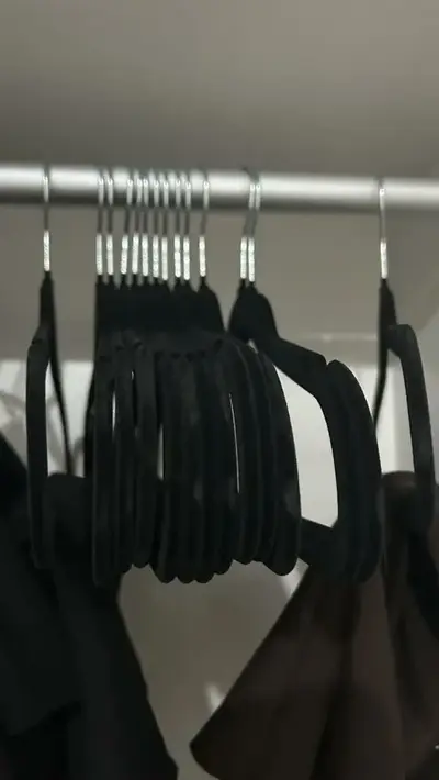 foto de 50 Cabides De Veludo Premium Antideslizantes Closet Elegante Preto