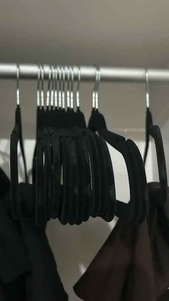foto de 50 Cabides De Veludo Premium Antideslizantes Closet Elegante Preto