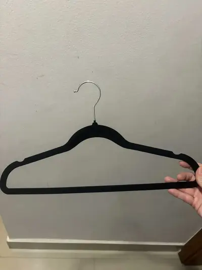 foto de 50 Cabides De Veludo Premium Antideslizantes Closet Elegante Preto