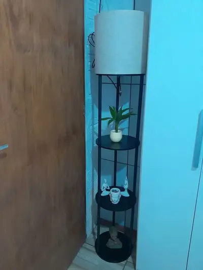foto de Luminária prática de três níveis para casa moderna, com prateleiras, ideal para a sala de estar e o quarto