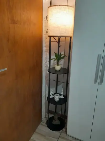 foto de Luminária prática de três níveis para casa moderna, com prateleiras, ideal para a sala de estar e o quarto