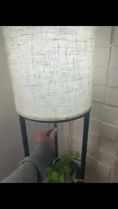 foto de Luminária prática de três níveis para casa moderna, com prateleiras, ideal para a sala de estar e o quarto