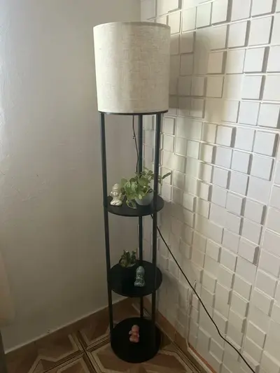 foto de Luminária prática de três níveis para casa moderna, com prateleiras, ideal para a sala de estar e o quarto