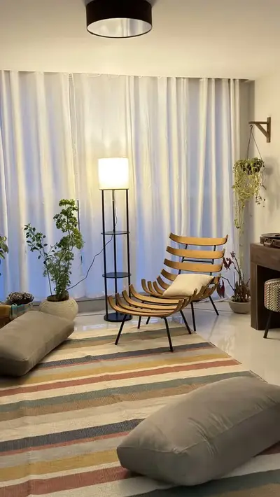 foto de Luminária prática de três níveis para casa moderna, com prateleiras, ideal para a sala de estar e o quarto